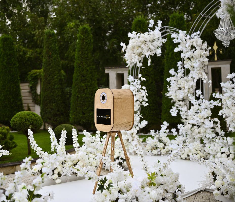 Des invités s’amusent avec la Wood Box lors d’un mariage, capturant des souvenirs inoubliables.