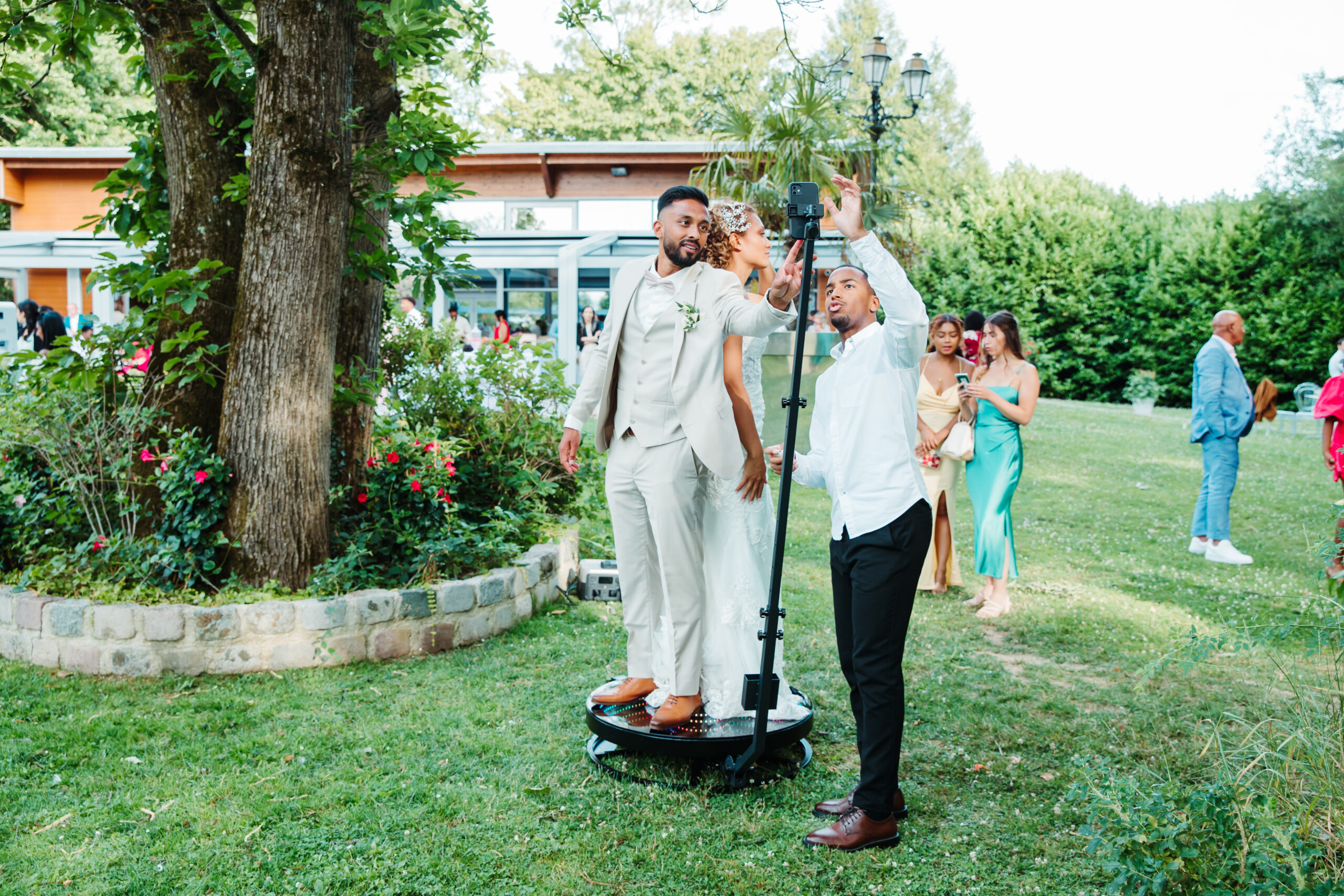 Le Videobooth 360 installé dans un cadre de mariage, prêt à capturer des souvenirs inoubliables.