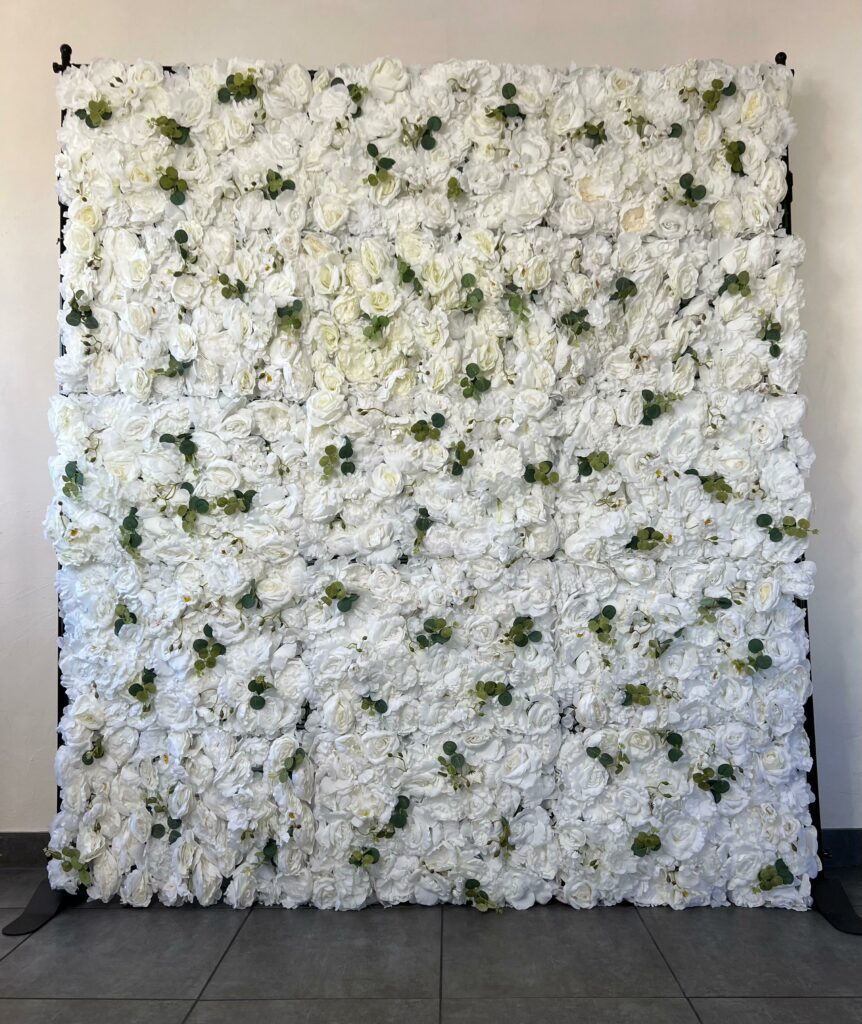 "Mur de fleurs blanches décoratif."