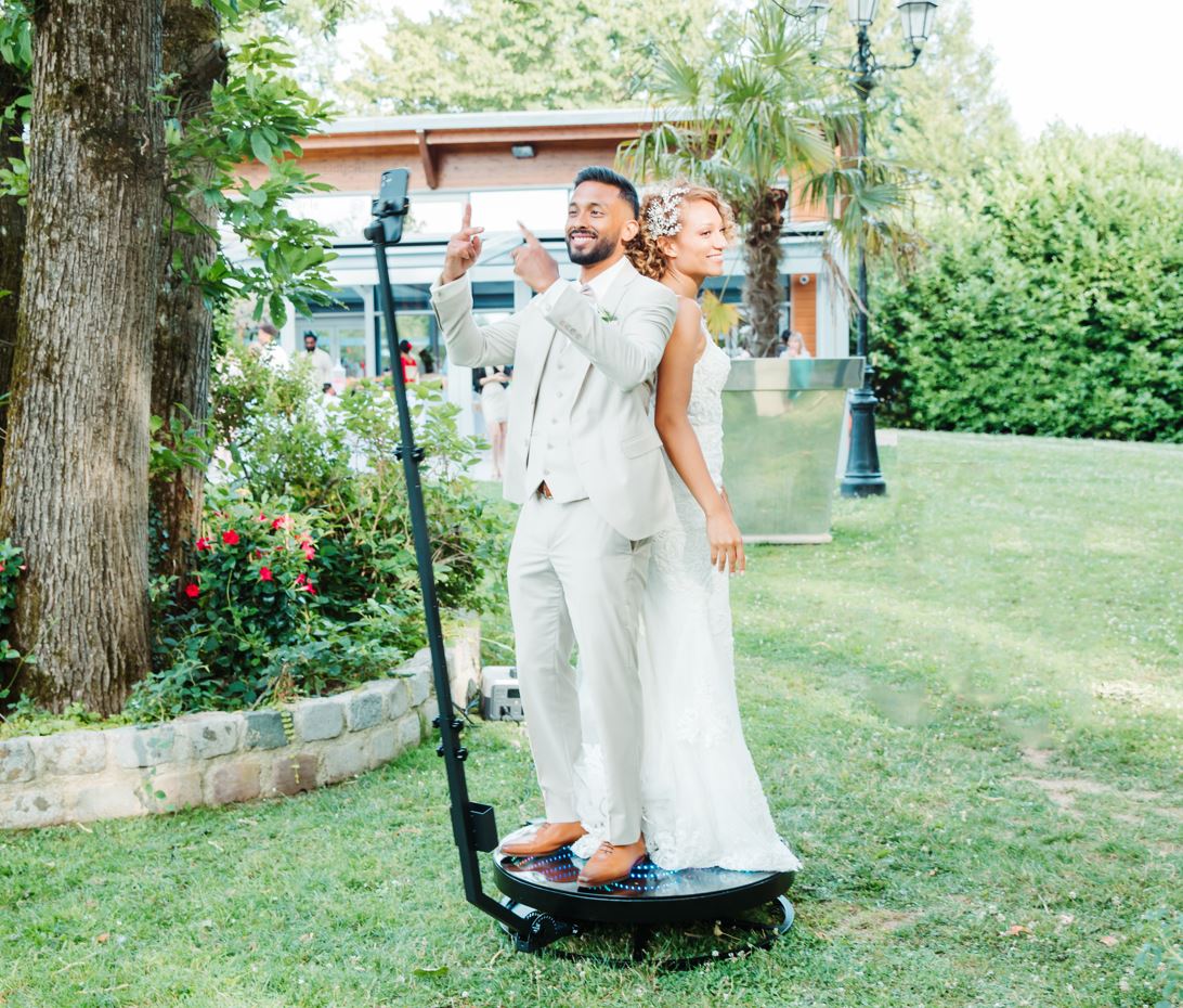 Le Videobooth 360 installé dans un cadre de mariage, prêt à capturer des souvenirs inoubliables.