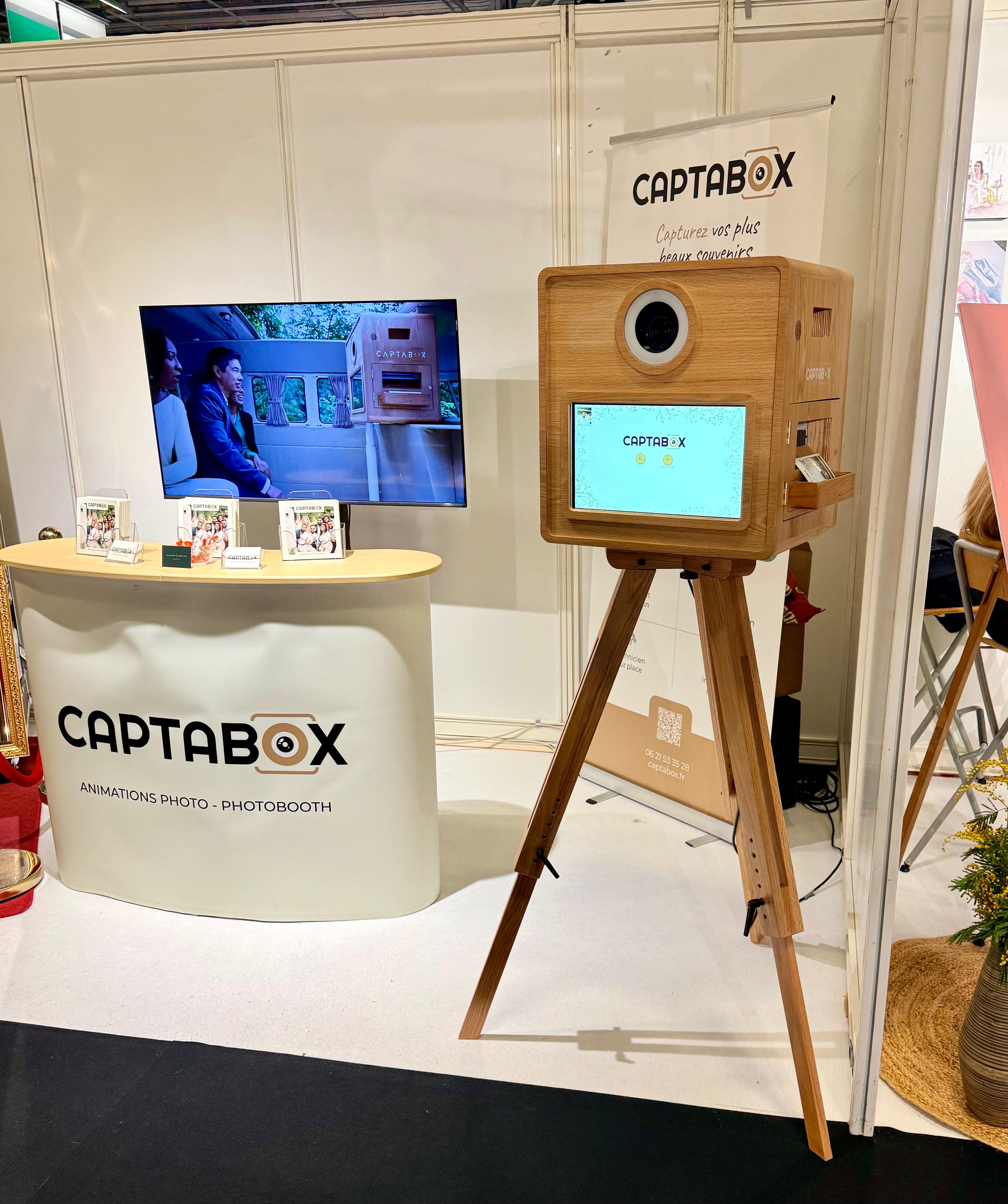 Des invités s’amusent avec la Wood Box lors d’un mariage, capturant des souvenirs inoubliables.