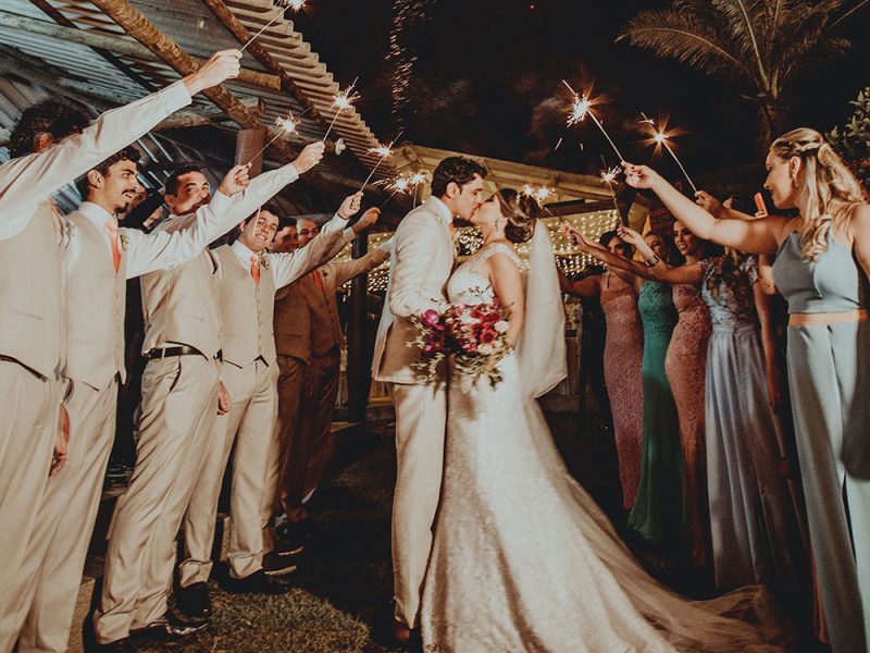 Deux mariées profitent de l'animation et des souvenirs mémorables avec un photobooth Captabox lors de leur mariage, dans une ambiance festive et élégante.