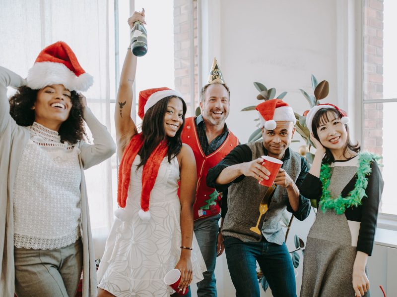 Des collaborateurs profitent d'une soirée d'entreprise animée avec un photobooth Captabox, créant des souvenirs mémorables dans une ambiance professionnelle et conviviale.